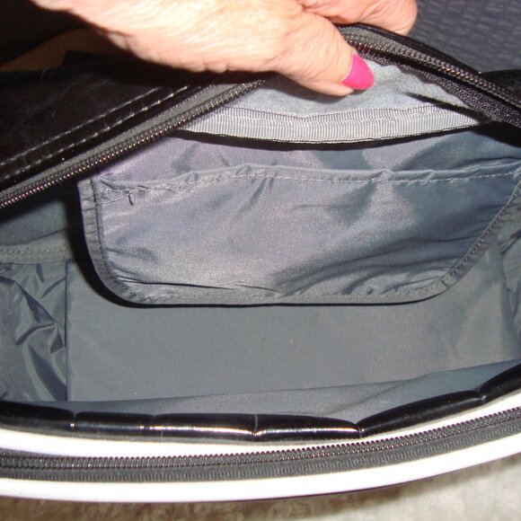 Vintage Nike Patent Leather look Black & White Messenger Gym Bag - Picture 9 of 13